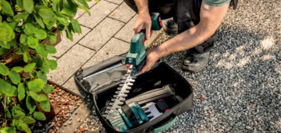 Cisaille et Taille-Herbe dans Votre Routine de Jardinage